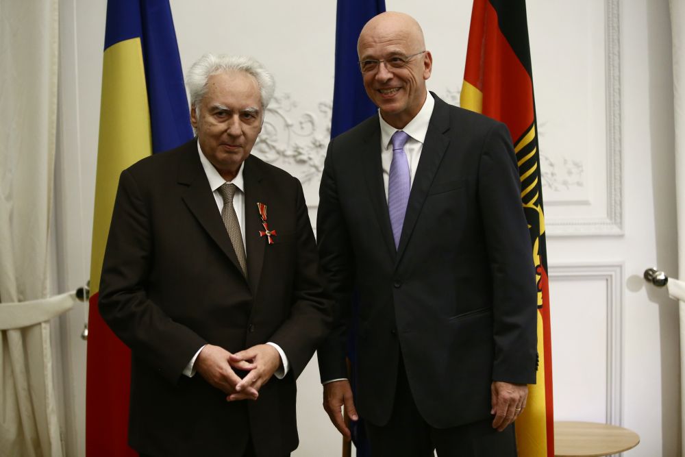 FOTO / Cel mai bine vândut scriitor român în 2016 şi 2017, decorat şi făcut cavaler de ambasadorul Germaniei la Bucureşti