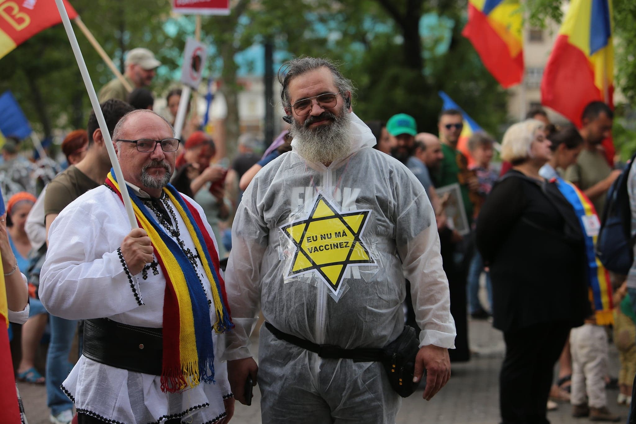 Protest antivaccinare vizavi de TNB, unde avea loc o piesă de teatru doar cu spectatori imunizați