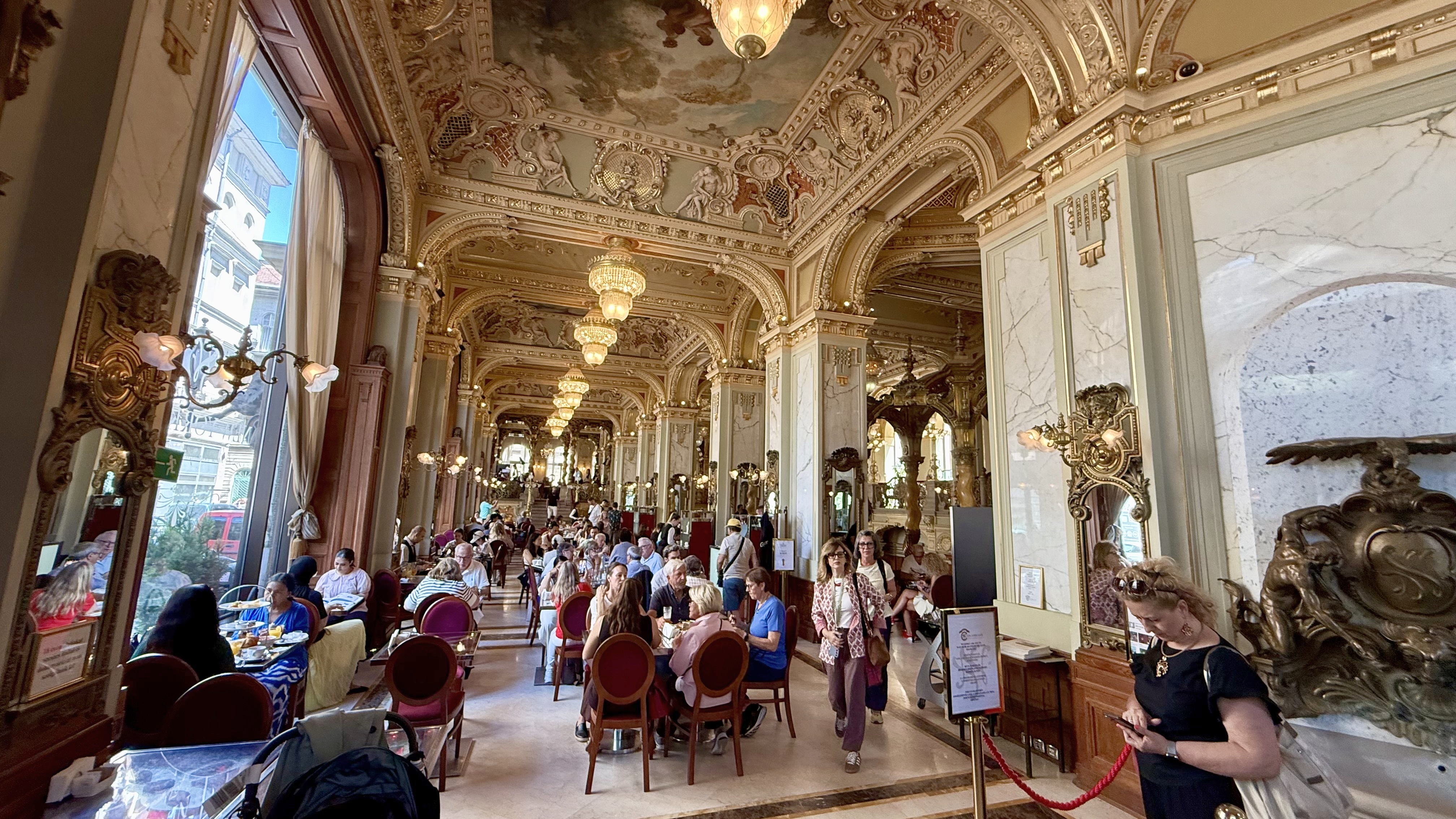 Cafeneaua unde turiștii stau și o oră la coadă. Este considerată cea mai frumoasă din lume și are prețuri pe măsură