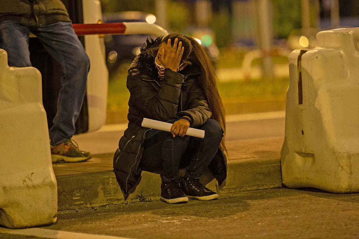 Saga umilinței. 36 de muncitori srilankezi, concediați de la o fabrică din Botoșani, au fost abandonați pe Otopeni, după ce au fost plimbați opt ore cu autocarul. „Nu-i treaba noastră că s-a închis aeroportul din Sri Lanka”
