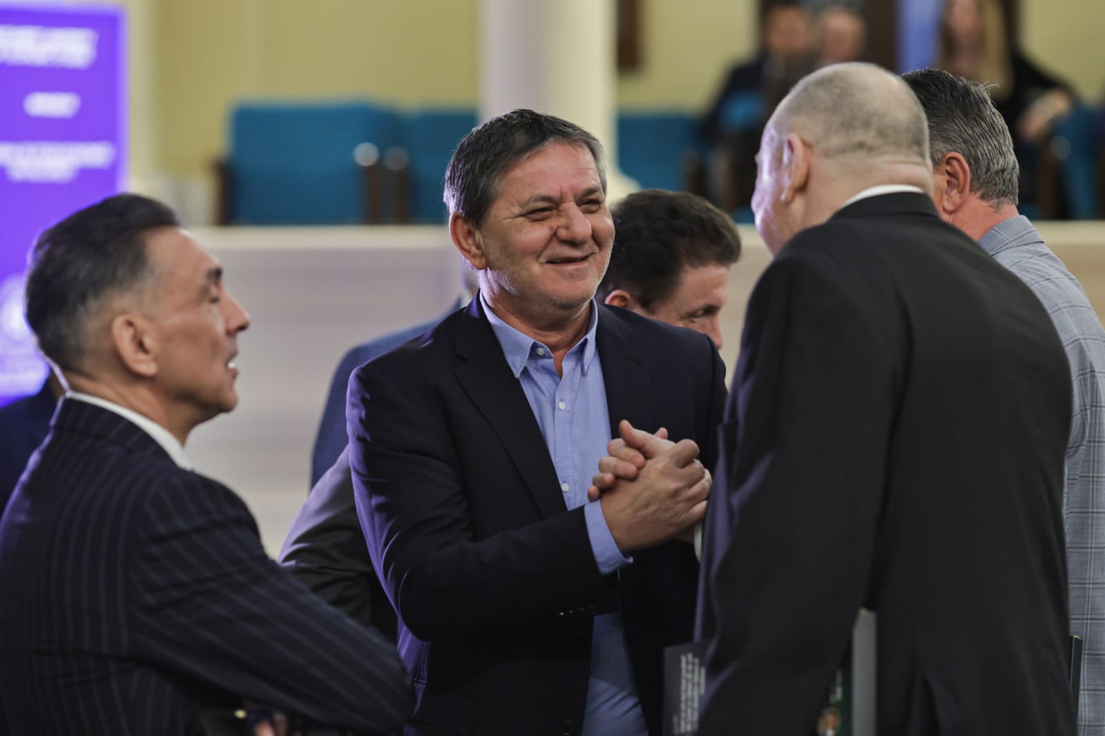 Gheorghe Hagi și-a lansat autobiografia, „Hagi - Drumul meu”. Legendele fotbalului românesc au stat la coadă pentru a obține un exemplar cu autograf
