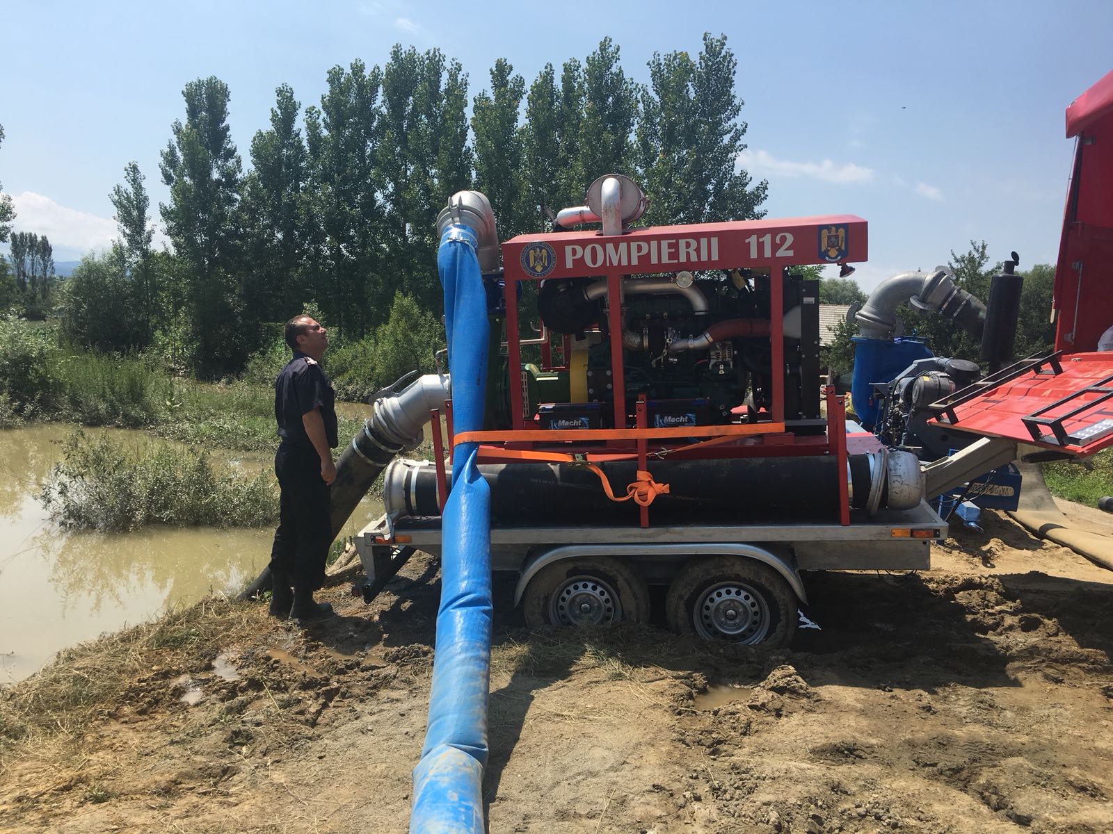 Zeci de pompieri intervin în Covasna pentru astuparea breșelor formate în digurile de protecție ale unui râu și unui pârâu