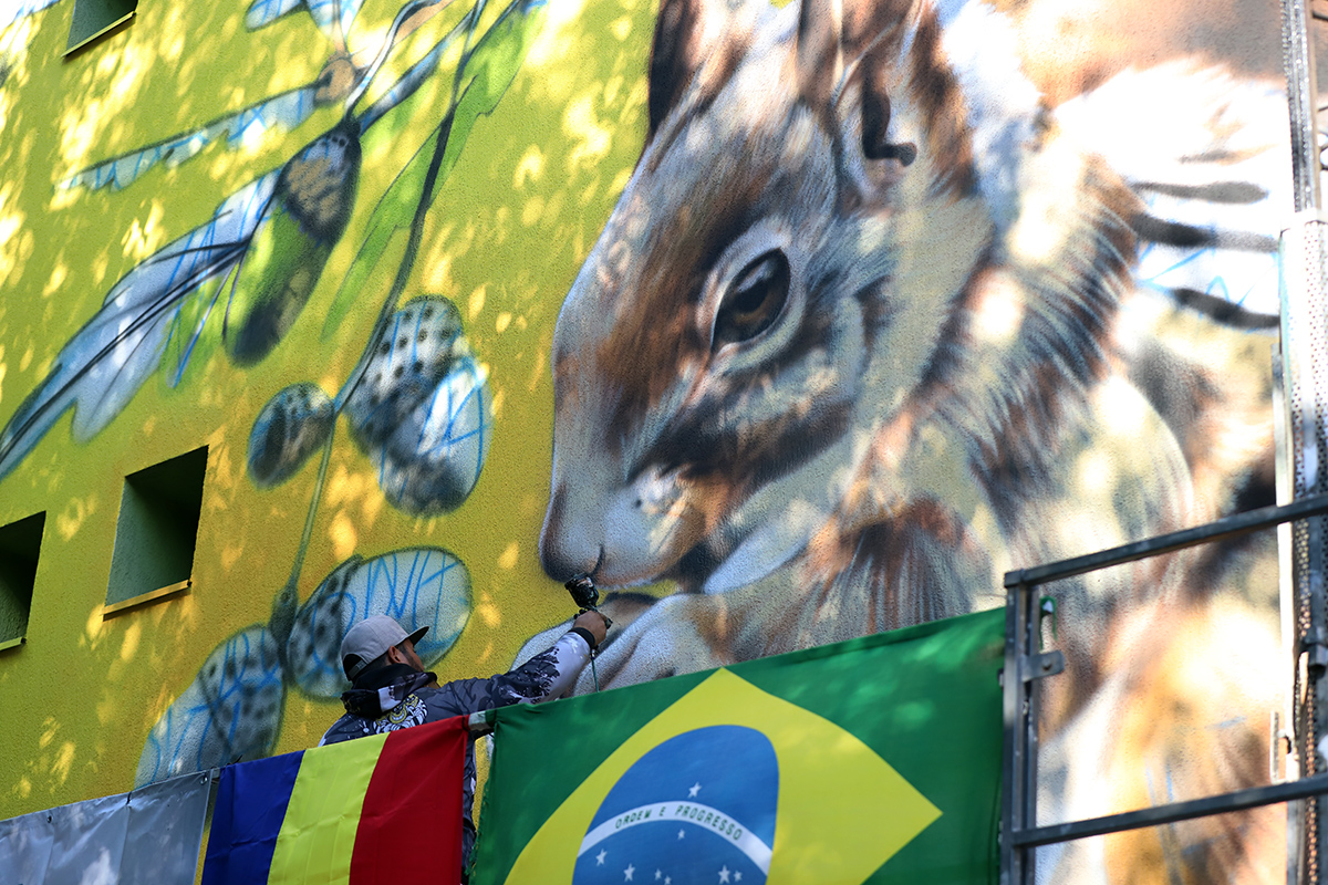 Fotbalistul Vinícius, pictură murală uriașă în centrul Bucureștiului. „Blocul acesta începe să devină faimos”. Lucrarea este realizată de un artist brazilian celebru