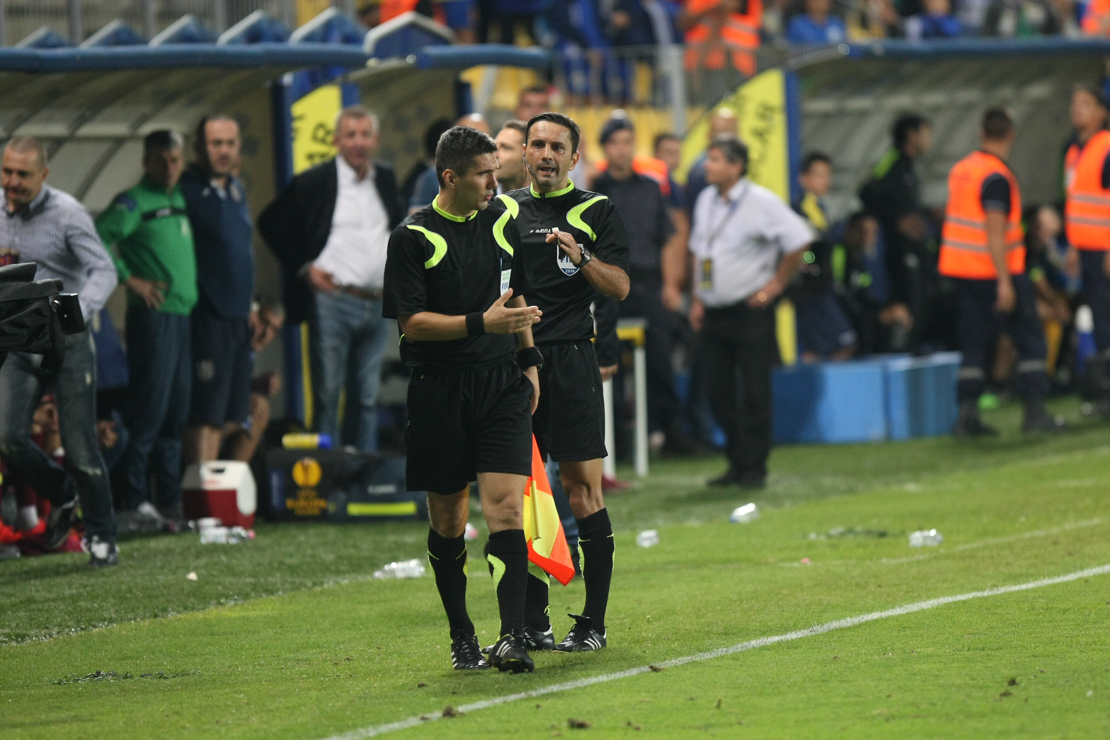 EXCLUSIV/ FOTO: Incidente la Petrolul - CFR Cluj (1-2). Asistent, lovit în cap 