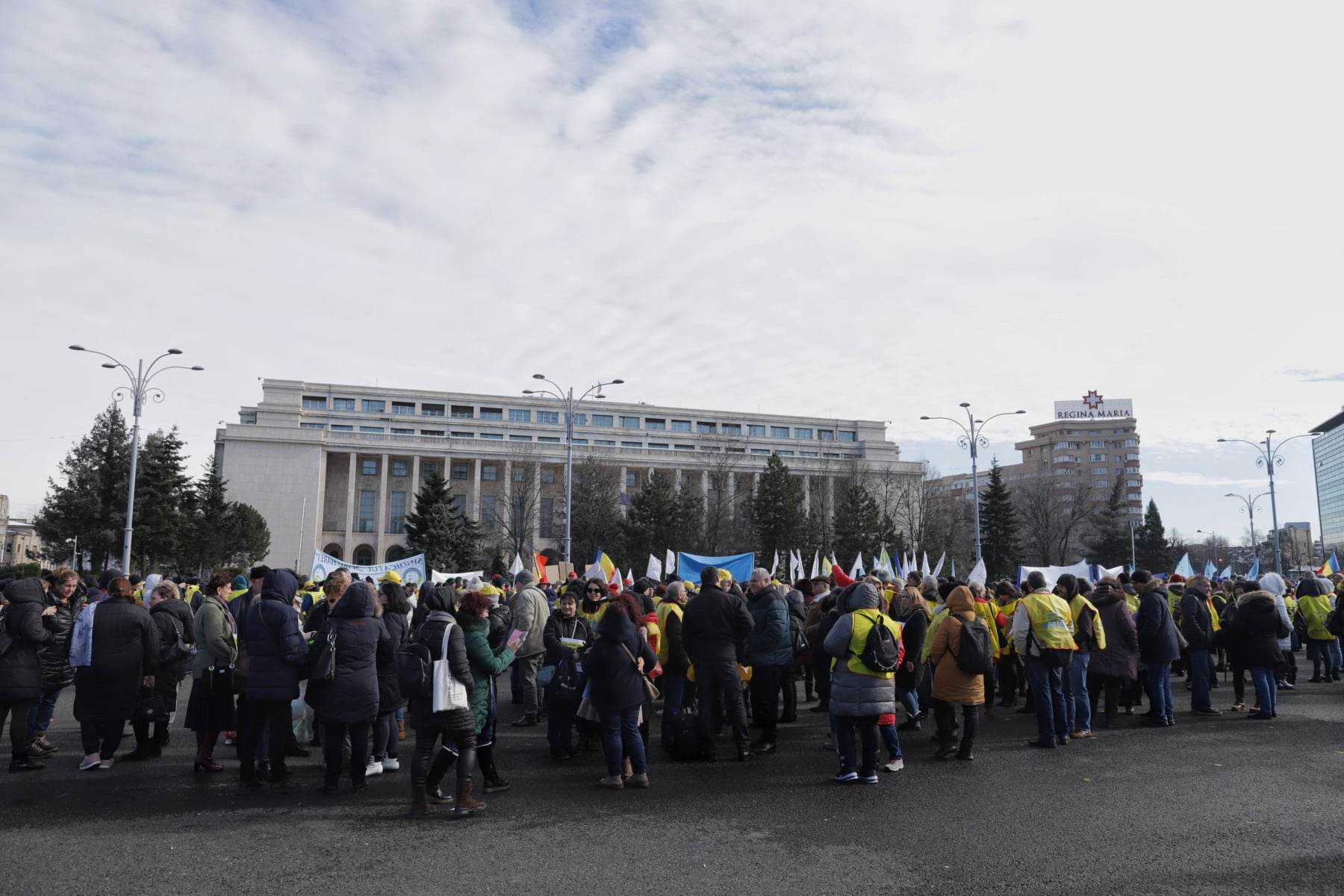 Federaţiile din Educaţie au ieșit în stradă și au protestat în fața Guvernului: „Mereu sacrificați, niciodată respectați. Vrem salarii decente”