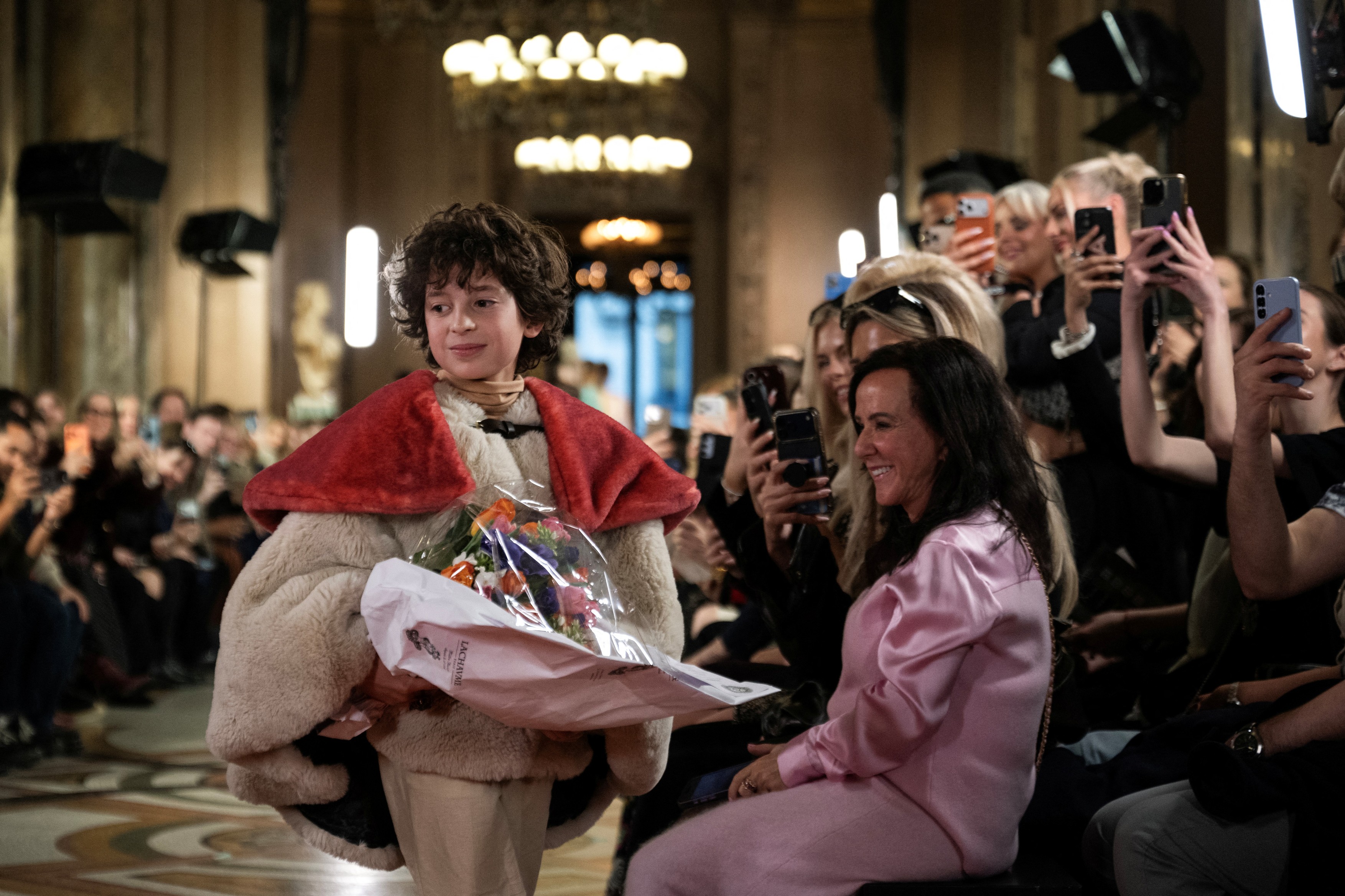Are doar 9 ani şi deja defilează la Paris Fashion Week: povestea designerului Max Alexander | VIDEO