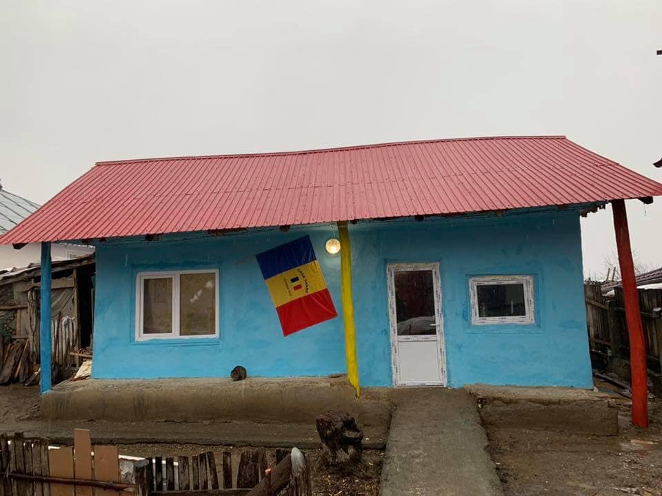FOTO | Povestea tragică a lui nea Ion, un bătrân care merge în genunchi, dar are grijă de fratele său imobilizat în pat