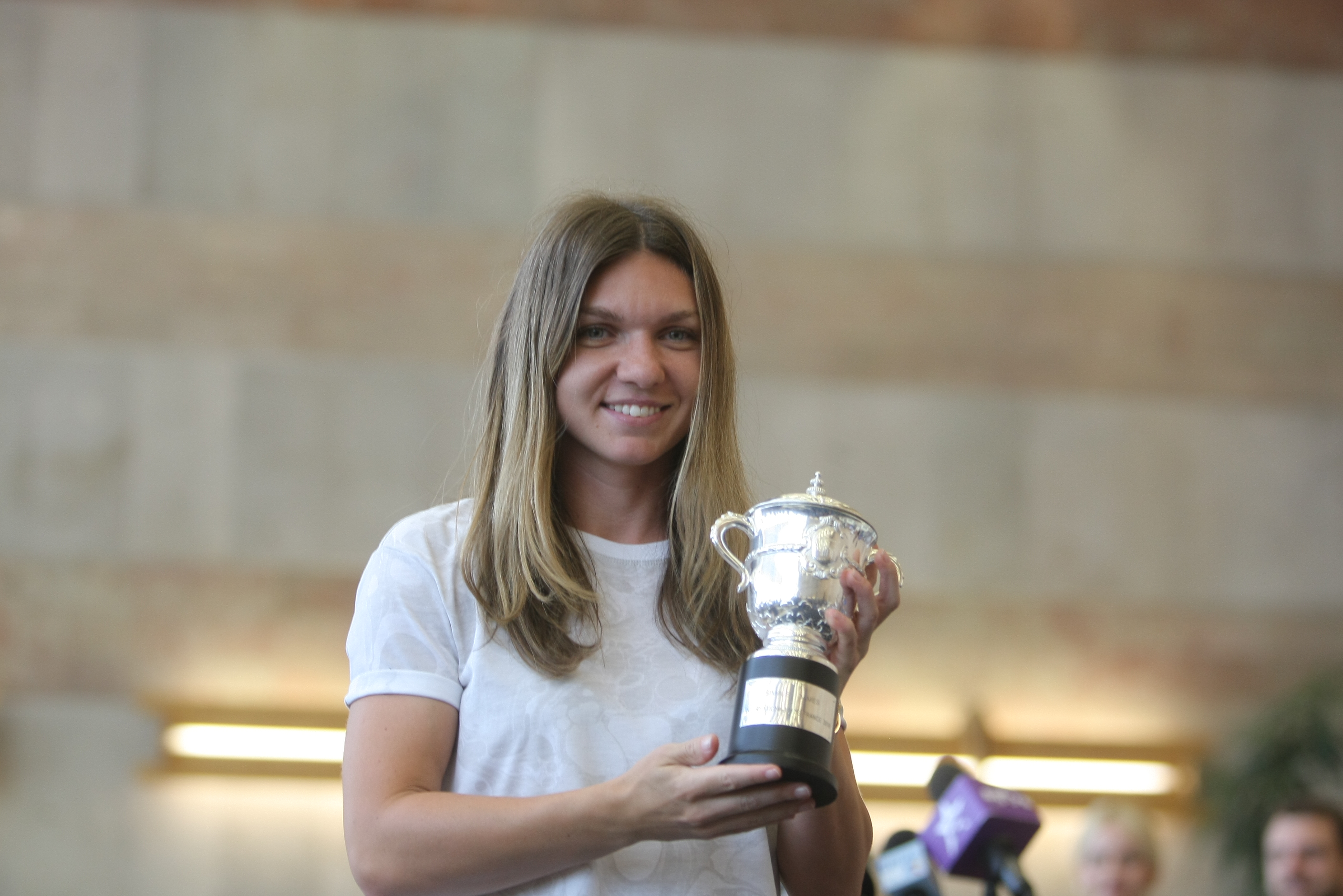 Imagini de la sosirea Simonei Halep în România. Liderul WTA, emoționat de primirea făcută / GALERIE FOTO