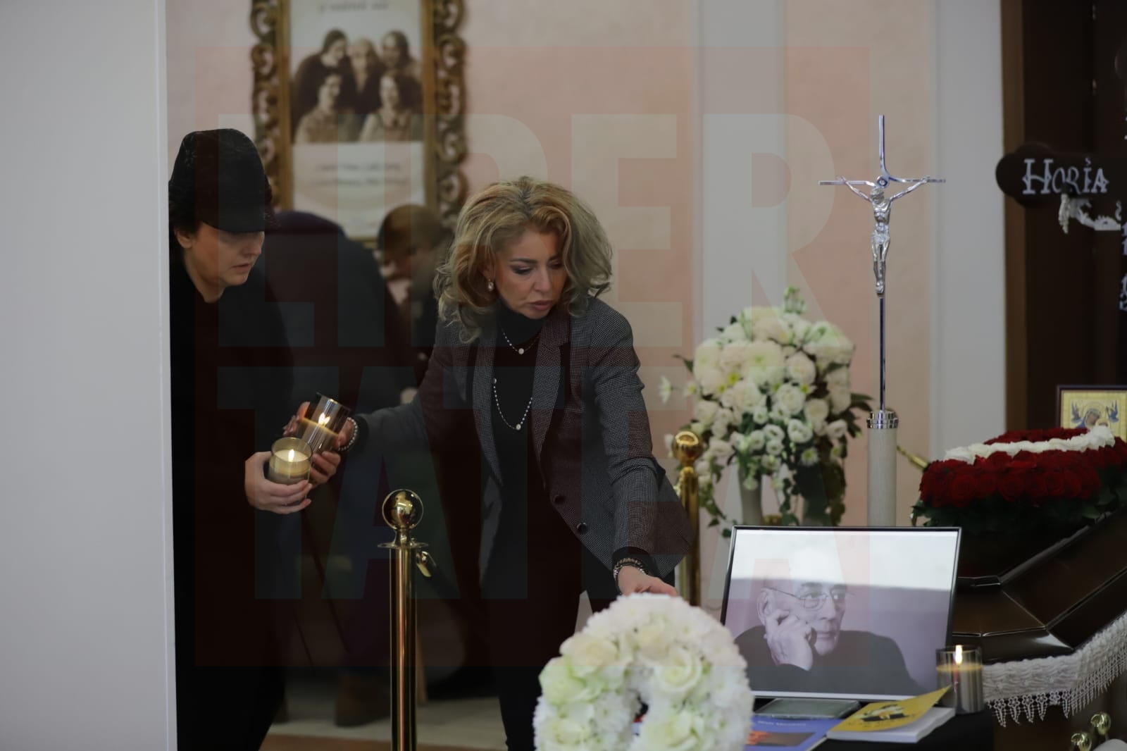 Cum a apărut Nidia Moculescu lângă sicriul cu trupul neînsuflețit al lui Horia Moculescu. Primele imagini