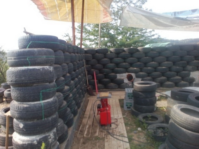 Un orădean și-a ridicat o casă Earthship, cu pereți din 600 de cauciucuri vechi GALERIE FOTO