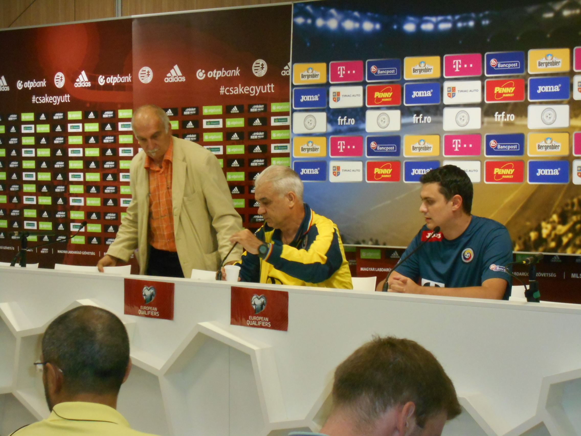 PREL. EURO 2016, UNGARIA - ROMÂNIA (vineri, ora 21.45, TVR 1). Antrenorul lor ar fi mulțumit cu o remiză. ”Îi respect punctul de vedere”, a glumit Iordănescu. ”Știu 50% din echipă! Cealaltă jumătate depinde de cum dorm la noapte”. ^Mesaj pentru Hagi: ”Una e să pregătești Viitorul, altă treabă e naționala”. ECHIPA PROBABILĂ