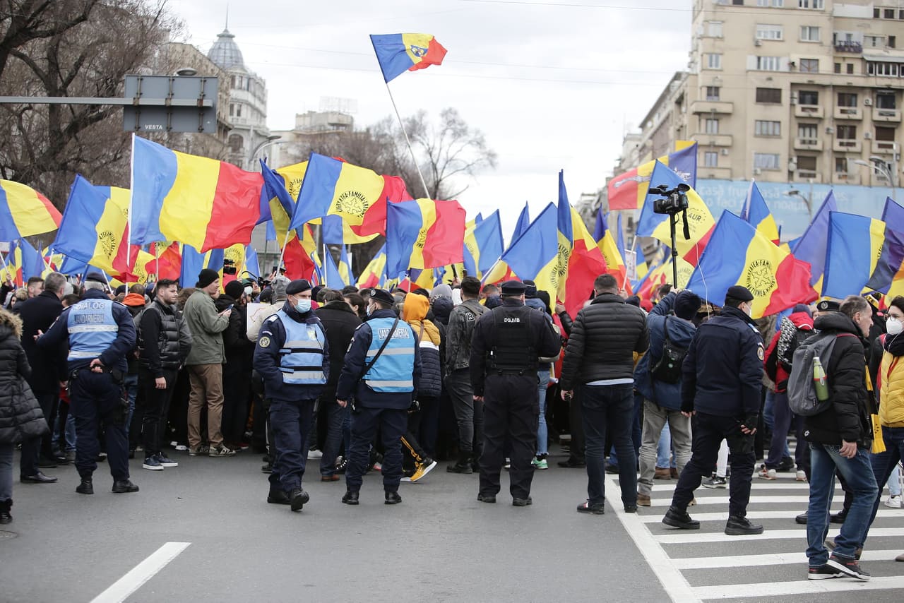 VIDEO. Incident între George Simion și un jandarm. Apoi liderul AUR aleargă după un alt bărbat. Protestarii merg spre Cotroceni