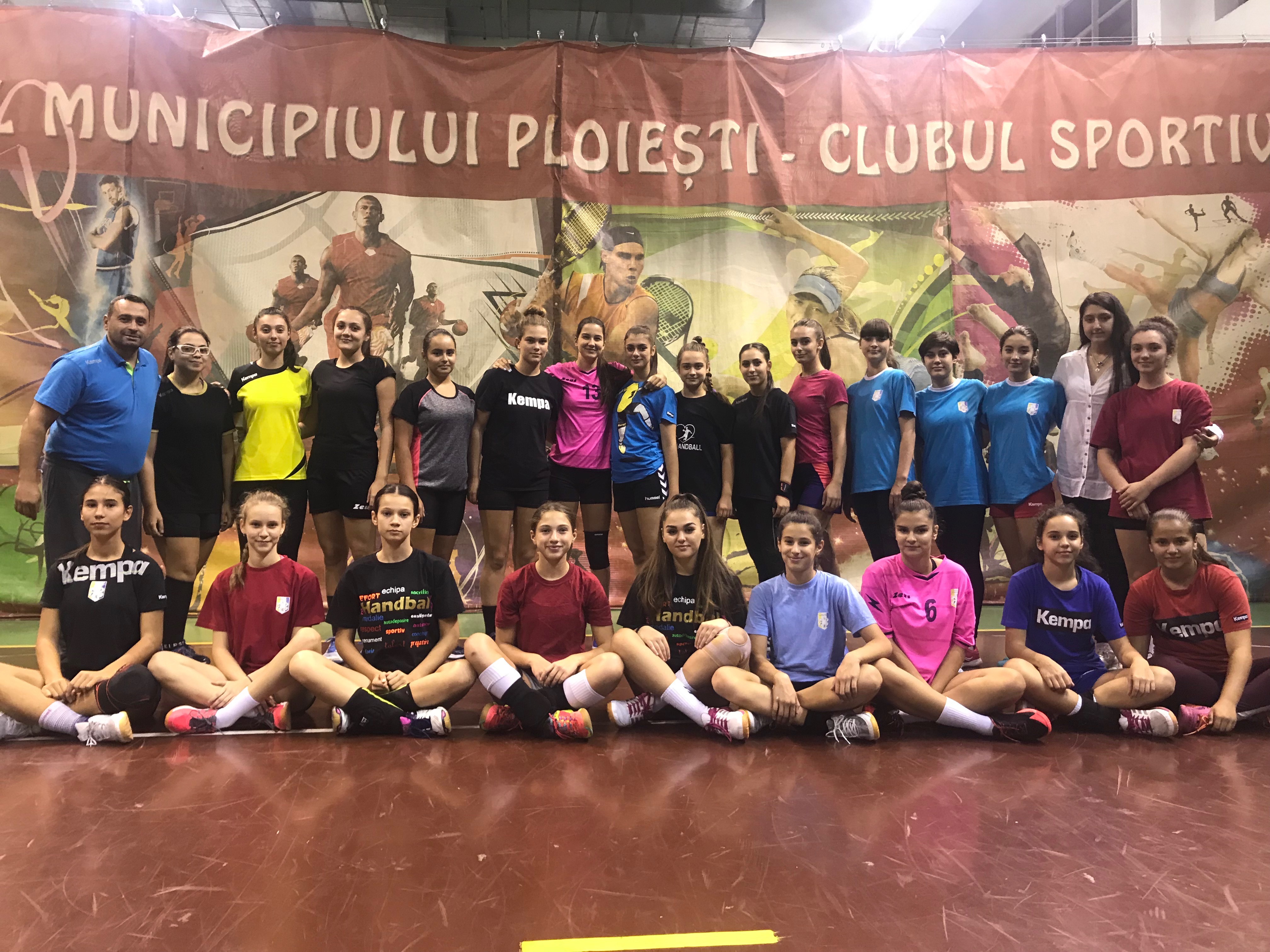 Părinții junioarelor de la CSM Ploiești: „Noi suntem «secta» care îl susține pe doctor”. Mama handbalistei de 13 ani: „Să facă poster cu dânsul și să și-l pună acasă, în baie”