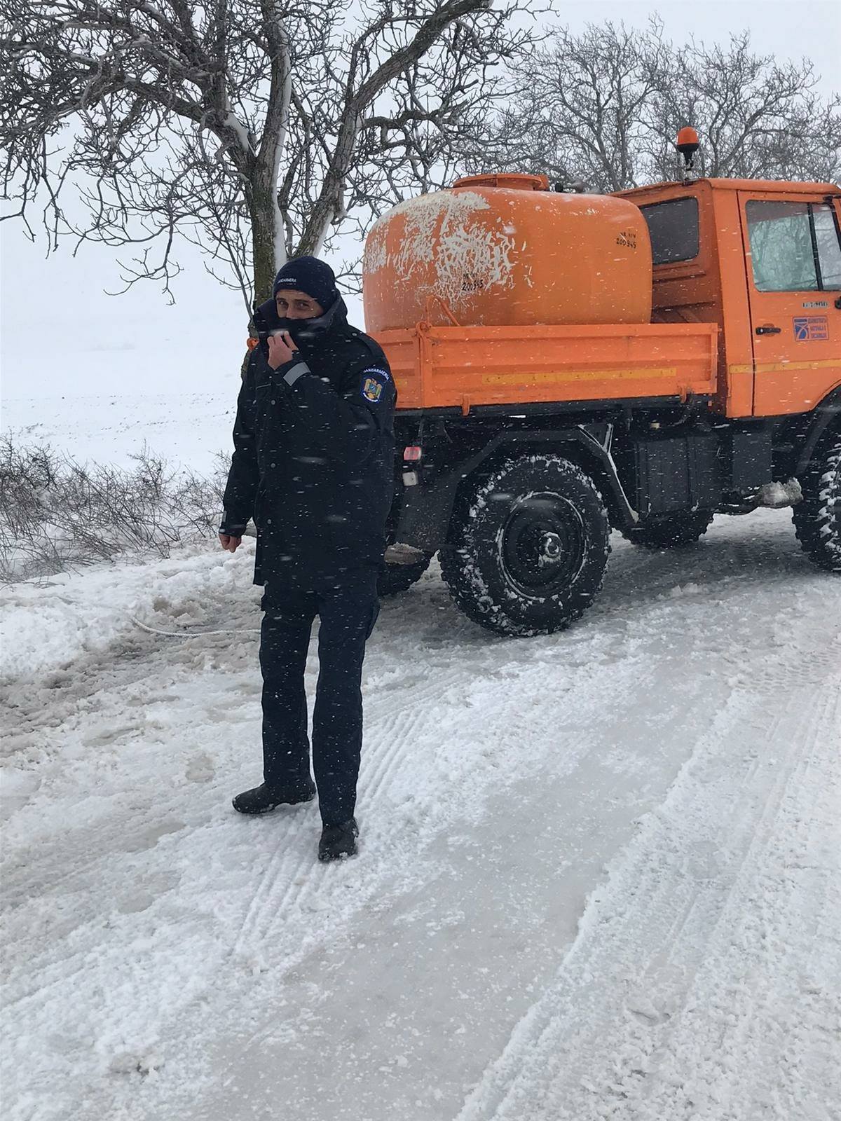 Intervenție dificilă în Tulcea. O ambulanţă care transporta la spital o femeie însărcinată, blocată în zăpadă