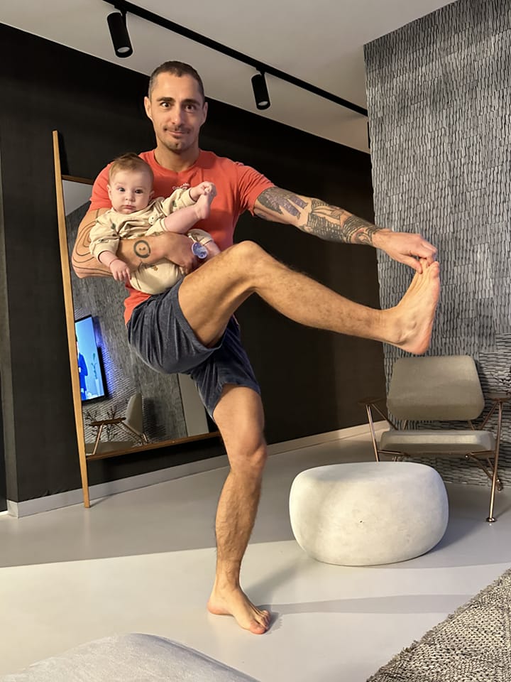 Imagini cu apartamentul în care Vladimir Drăghia locuiește cu familia. Are vedere la lac, iar în sufragerie ține o motocicletă
