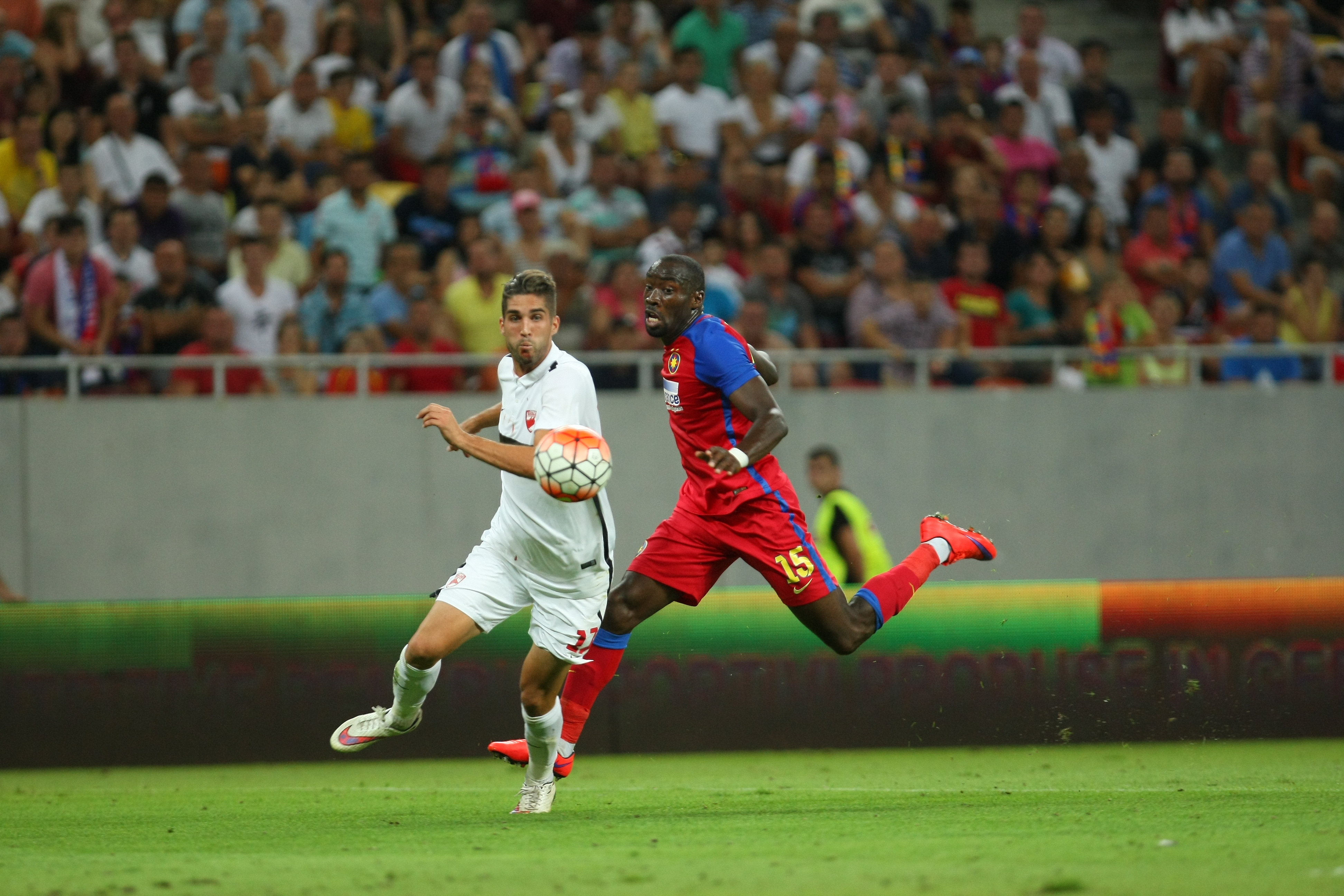 STEAUA - DINAMO 0-0. Derby bun, intens, dar nul! Meciul a început cu o reclamă la unguente contra reumatismului!
