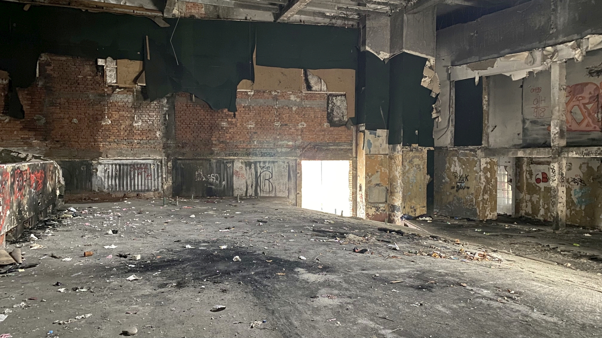 Cum arată la interior cinematograful Giulești, abandonat de autoritățile locale de mai bine de 20 de ani. Disputa dintre edili pe clădirea-simbol a cartierului