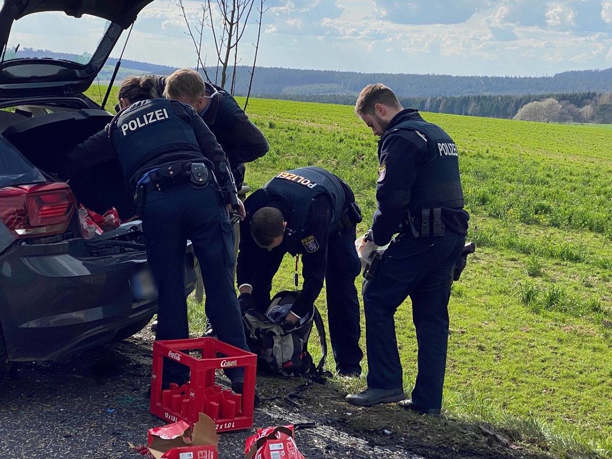 Un mort și o pungă plină cu bani într-un VW Polo care s-a izbit violent de un copac, pe o șosea în linie dreaptă din Germania