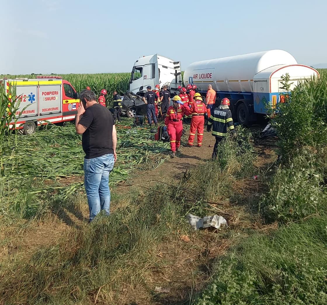 Autoturism strivit și târât zeci de metri într-un lan de porumb, după impactul cu o cisternă, în Ialomița. Șoferul a murit pe loc