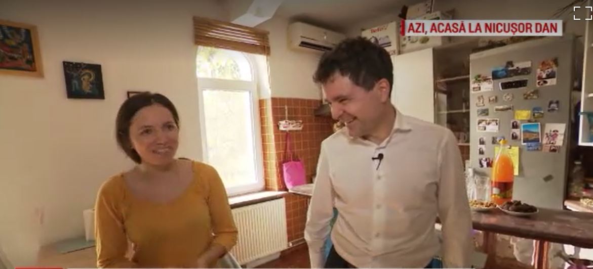 Câți bani plătește chirie Nicușor Dan pentru mansarda din sectorul 5 din București în care locuiește alături de familia lui. Cum arată locuința