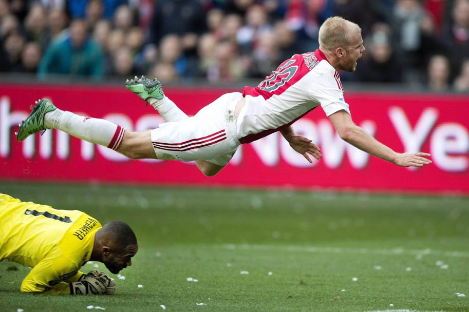 Au înnebunit! Gest extrem pe stadioanele Europei! Ultrașii echipei Ajax l-au ”spânzurat” pe ”trădătorul” Vermeer! / GALERIE FOTO și VIDEO