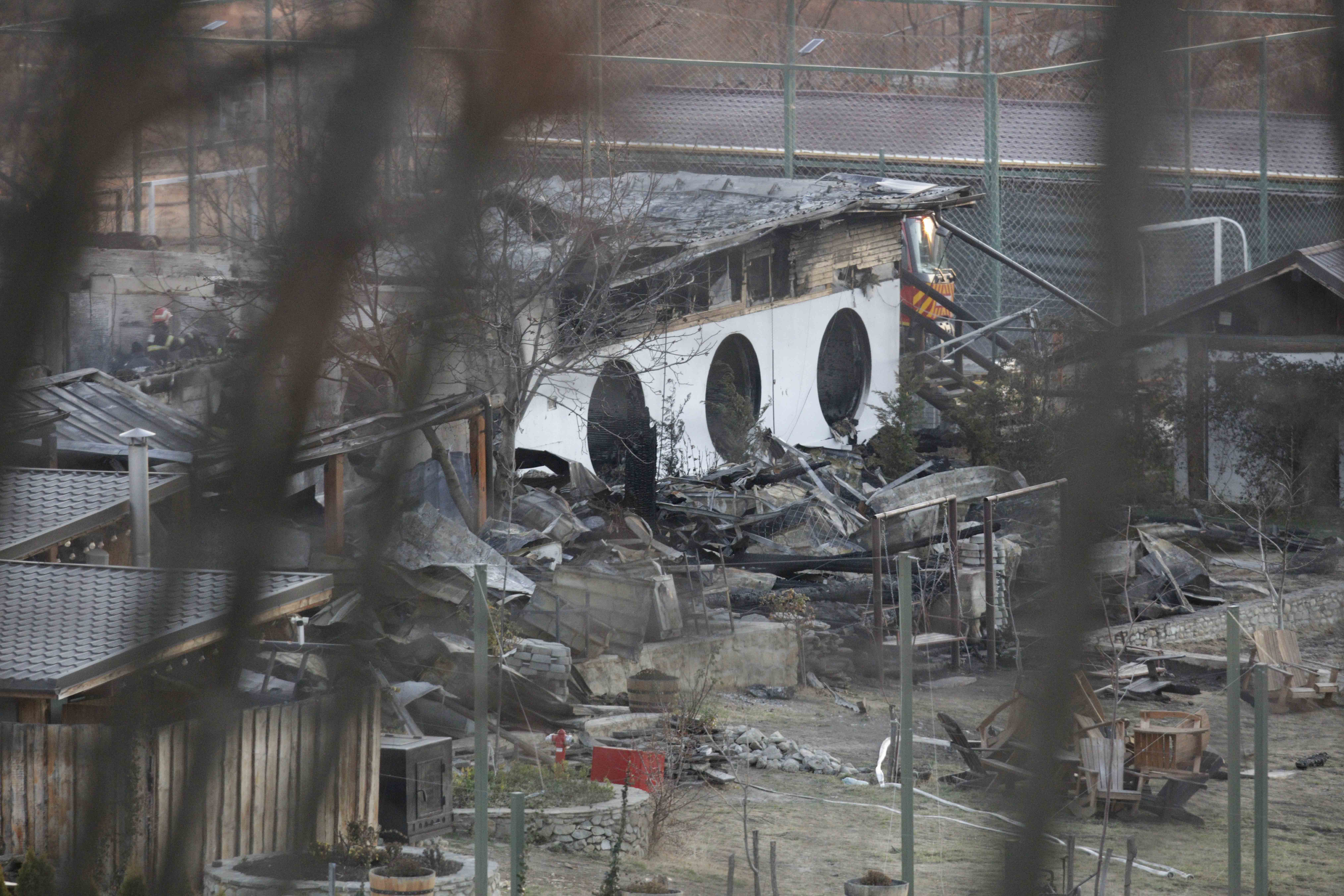UPDATE | Incendiu la Ferma Dacilor: a fost recuperată a șaptea victimă - un copil. O altă persoană, încă dispărută. Pensiunea nu avea nici autorizație de construire