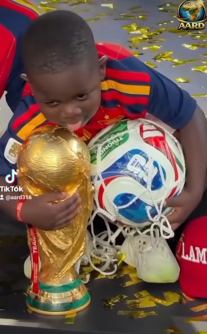 Ce a încercat fratele mai mic al lui Lamine Yamal să-i facă trofeului de la Campionatul Mondial de fotbal din 2026