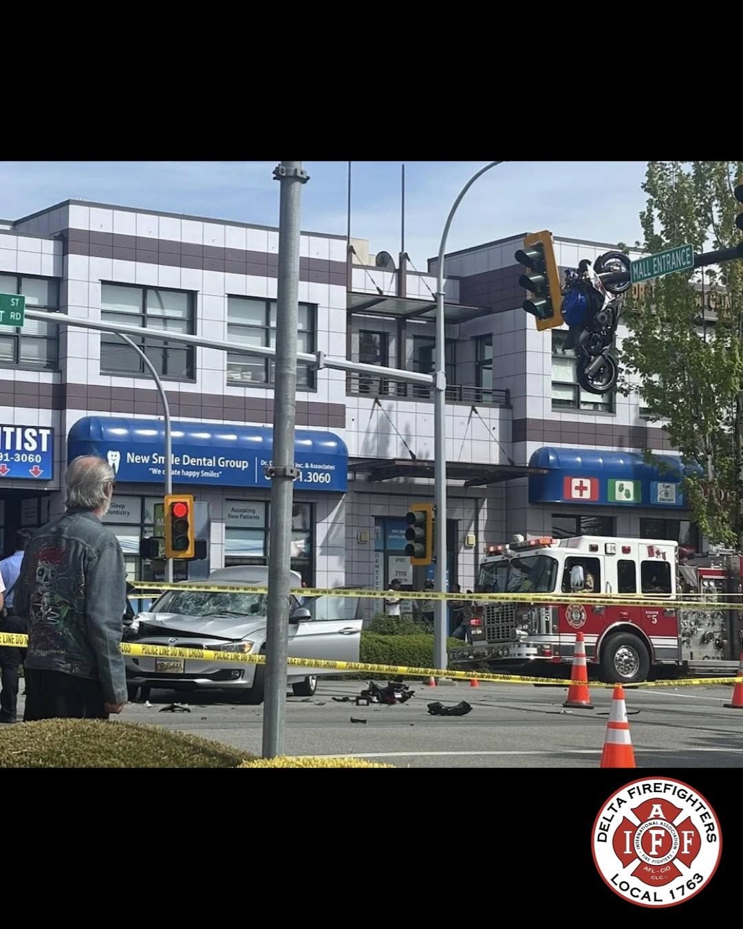 O motocicletă a ajuns suspendată pe semafor, după un accident grav, în Canada: „Mission: Impossible, dar pilotul este în stare gravă!” | VIDEO