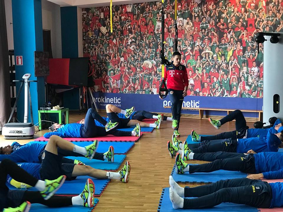 Fotbaliștii naționalei României au menajat gazonul de pe ”Ion Oblemenco”. Unii pe sintetic, alții la sală / GALERIE FOTO