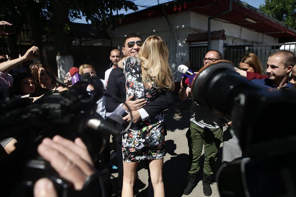 FOTO&VIDEO/ Cristi Borcea a ieșit din închisoare. Valentina Pelinel l-a așteptat la poarta penitenciarului
