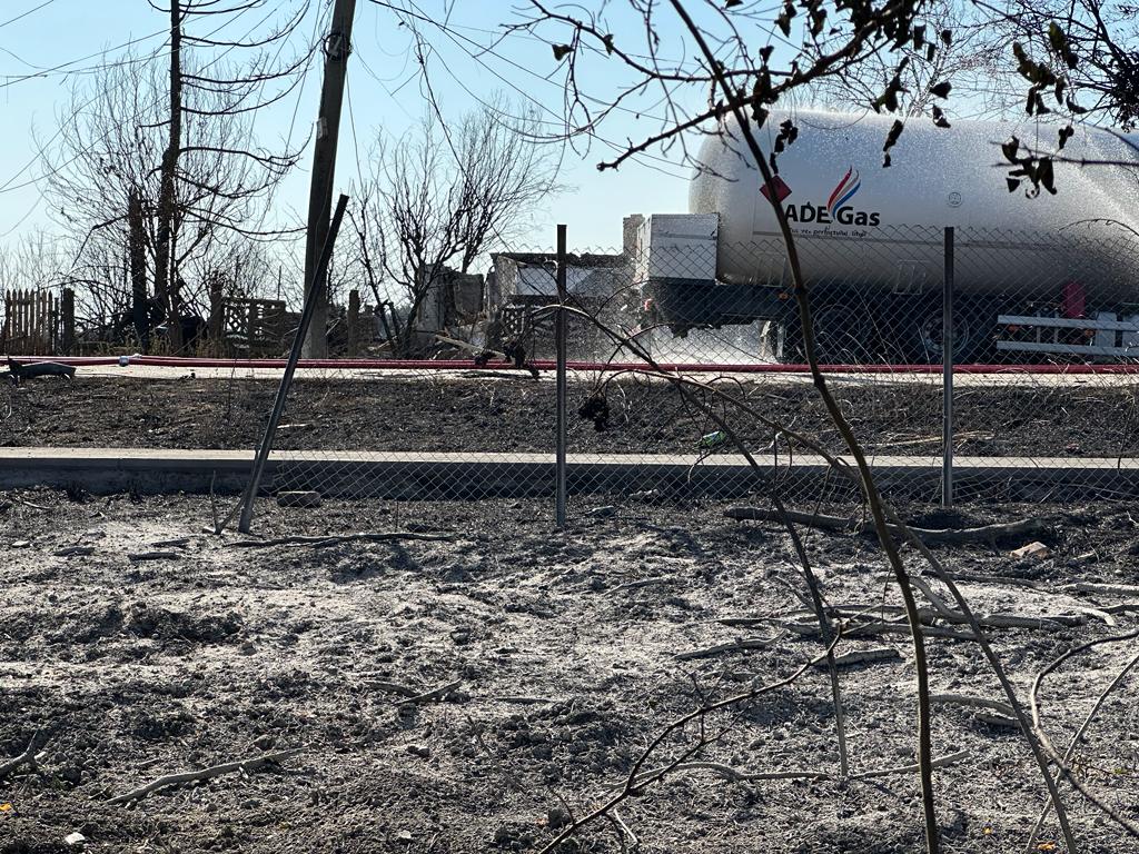 FOTOREPORTAJ Pompierii încă intervin în zona exploziei, oamenii spun că n-au primit ajutor: „Stăteam lângă o bombă și nu știam!”
