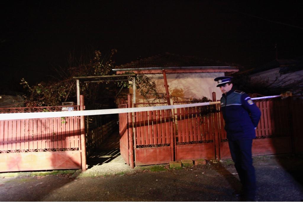 FOTO/Un tânăr și-a înjunghiat mortal unchiul, fost cadru militar. Vecinii spun că se droga şi avea un anturaj dubios