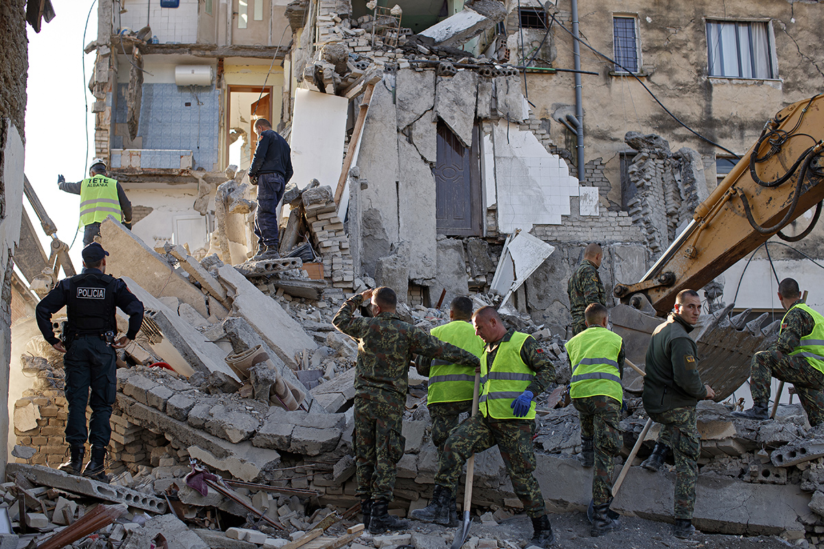 Cutremur devastator în Albania: 40 de morți și 658 de răniți. Momentul în care s-a produs seismul, surprins de camerele de supraveghere