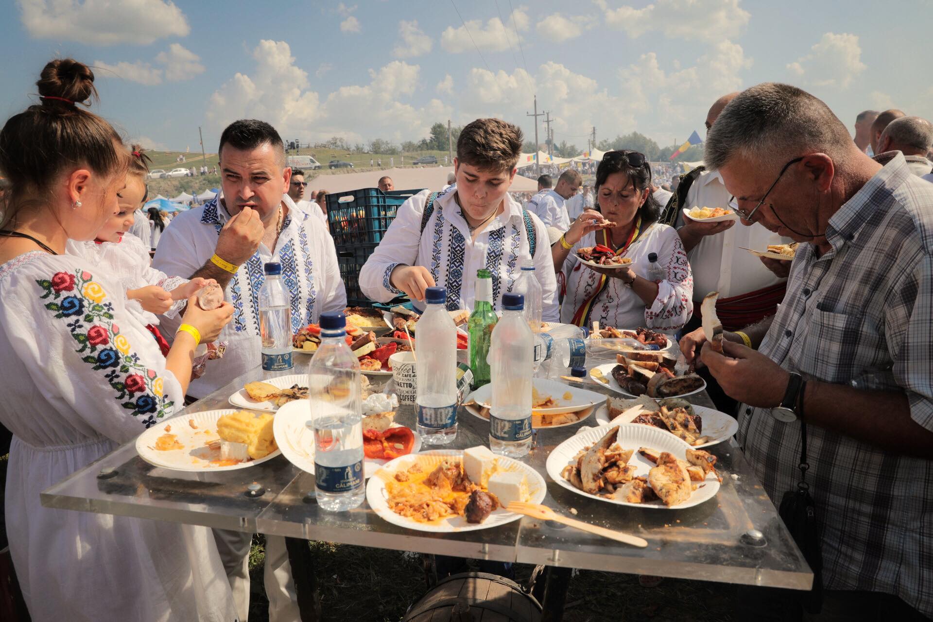 FOTO. Nunta lui George Simion, văzută de la fața locului. Câteva sute de oameni au rezistat în fața scenei, petrecerea a continuat până la 7 dimineața