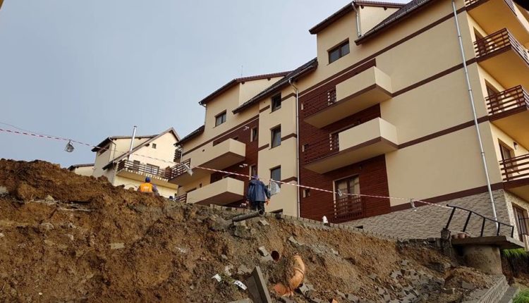 Alunecare de teren în Sibiu. Locatarii unui bloc au fost mutați, după ce pământul a luat-o la vale