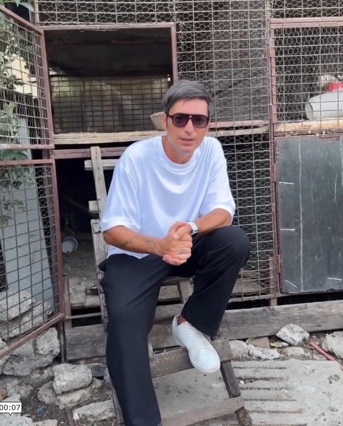 Imaginea cu Radu Vâlcan în coteț, înainte de premiera „Insula Iubirii”, sezonul 9, i-a uimit pe fani. Anunțul făcut printre găini: „Am ajuns la țară”