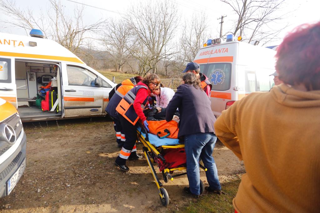 UPDATE/ Șase femei  au căzut în pârâu după ce puntea pe care o traversau s-a rupt. Starea victimelor (FOTO)