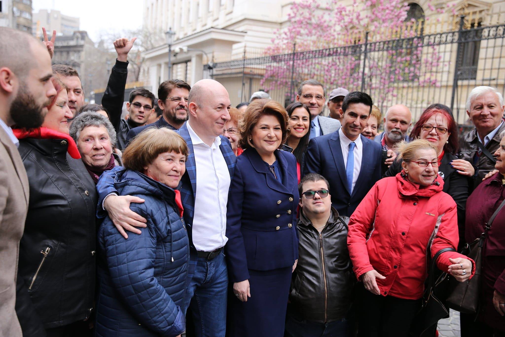PSD a depus peste un milion de semnături la BEC şi anunţă începerea campaniei electorale. Pensionarii din partid au venit să îşi susţină candidaţii / FOTO&VIDEO
