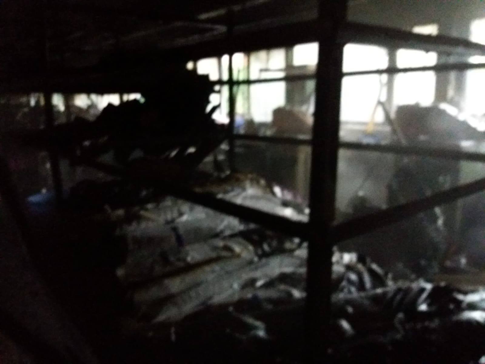 FOTO/ Incendiu la o fabrică de încălţăminte din Hărman, judeţul Braşov. Focul se întinde pe o suprafaţă de 800 de metri pătrați