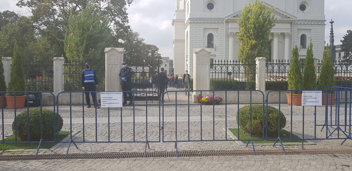În pandemie, pelerinii Sfintei Parascheva se roagă doar cu buletinul și speră la vremuri mai bune. “N-am văzut niciodată așa ceva!”