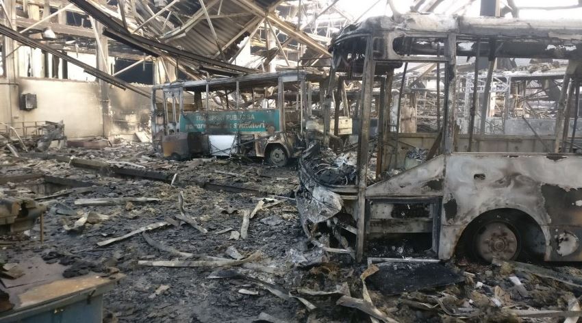 Incendiul violent la societatea de transport public din Tulcea a fost stins. „Pagubele sunt foarte mari” | FOTO&VIDEO