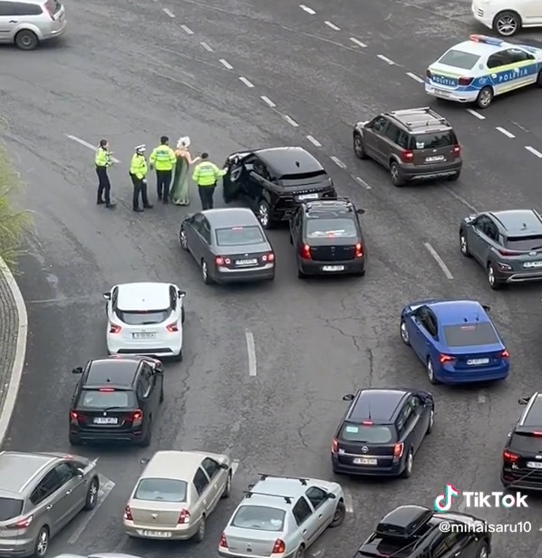 Momentul în care Ana Morodan este oprită în trafic. Doi polițiști au condus-o la mașina lor - VIDEO