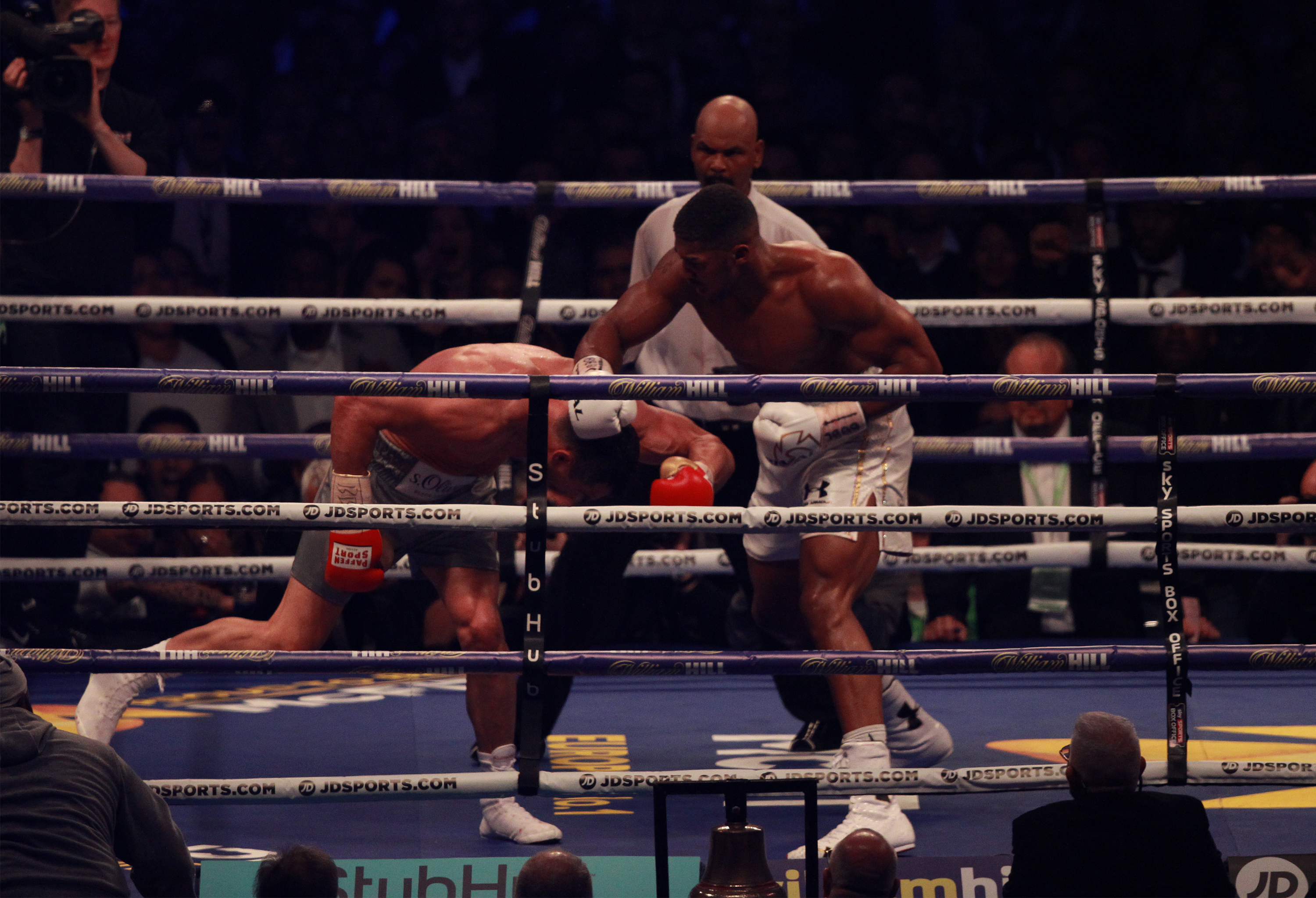 Anthony Joshua l-a făcut KO pe Vladimir Klitschko! Britanicul are titlurile mondiale IBF, WBA și IBO | FOTO&VIDEO