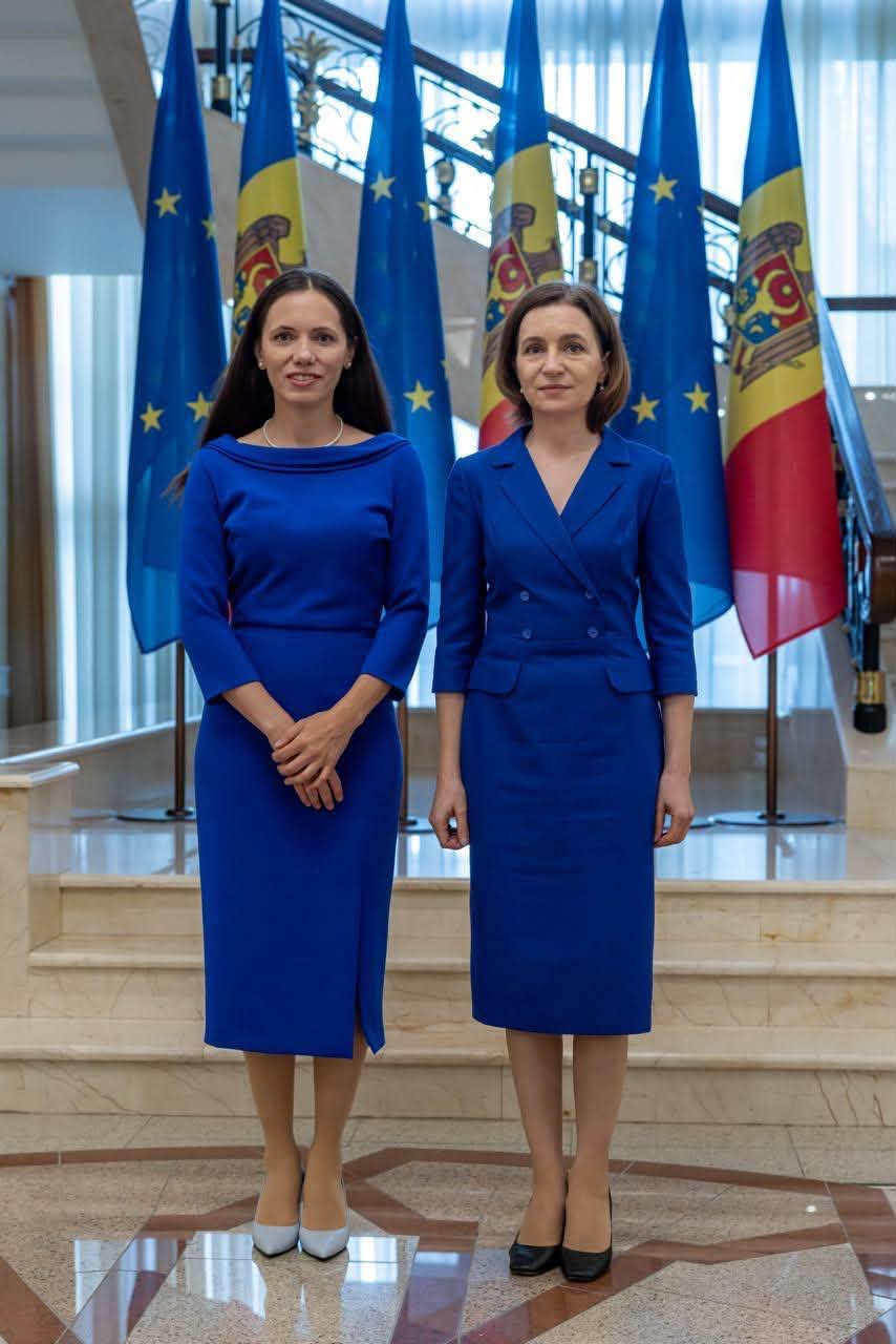 Imagini cu apariția Mirabelei Grădinaru la Chișinău. Partenera lui Nicușor Dan a ales o ținută în ton cu Maia Sandu