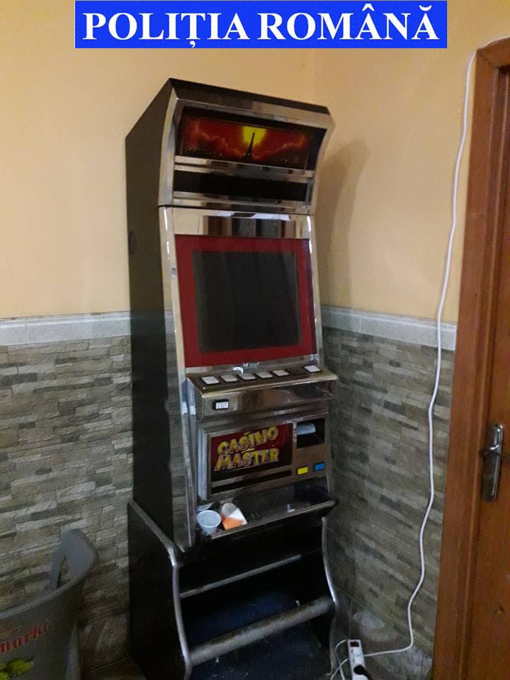 FOTO & VIDEO | Percheziții la proprietarii de păcănele din Rădăuți. Polițiștii au confiscat zeci de aparate tip slot-machine, pe lângă alcool și țigări de contrabandă