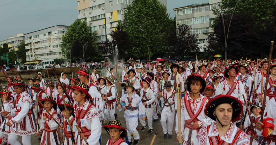 Peste 1.000 de călușari au dansat în Slatina. Oltenii vor să intre în Cartea Recordurilor