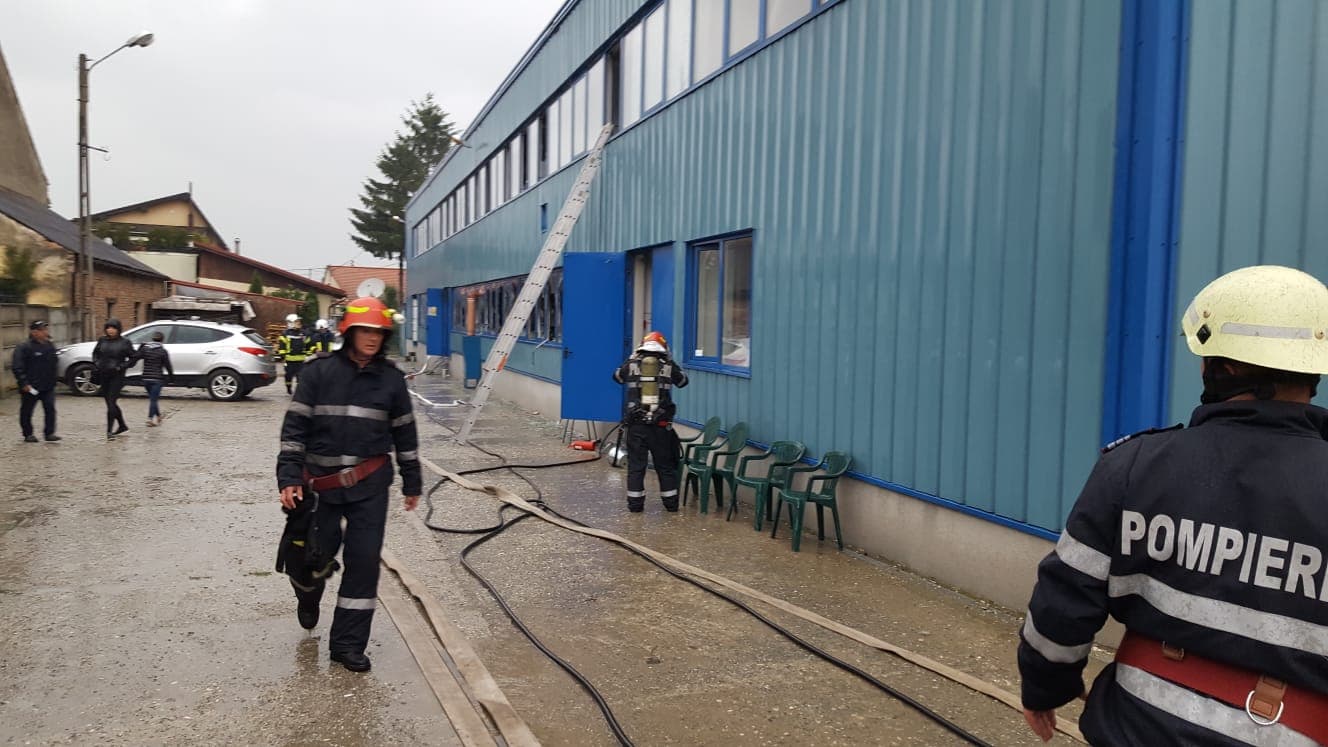 FOTO/ Incendiu la o fabrică de încălţăminte din Hărman, judeţul Braşov. Focul se întinde pe o suprafaţă de 800 de metri pătrați