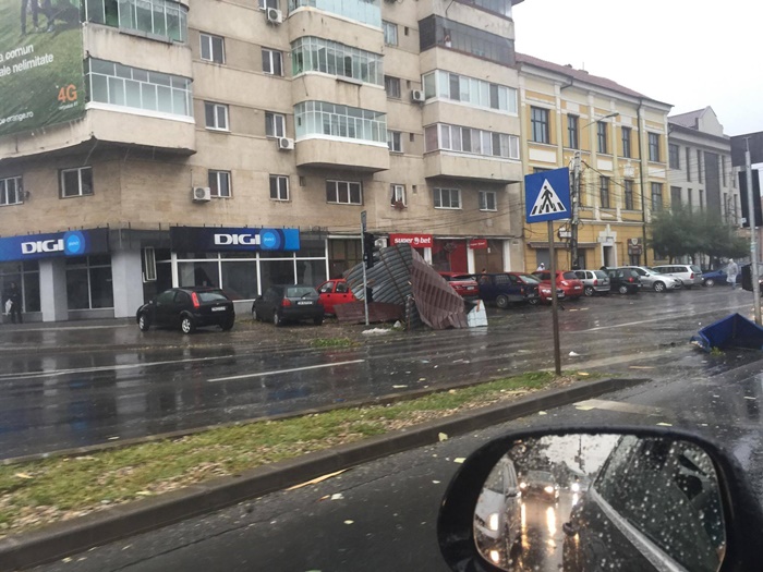 Opt morți și 137 de răniți după urgia din vestul țării. 263.000 de oameni nu au curent electric