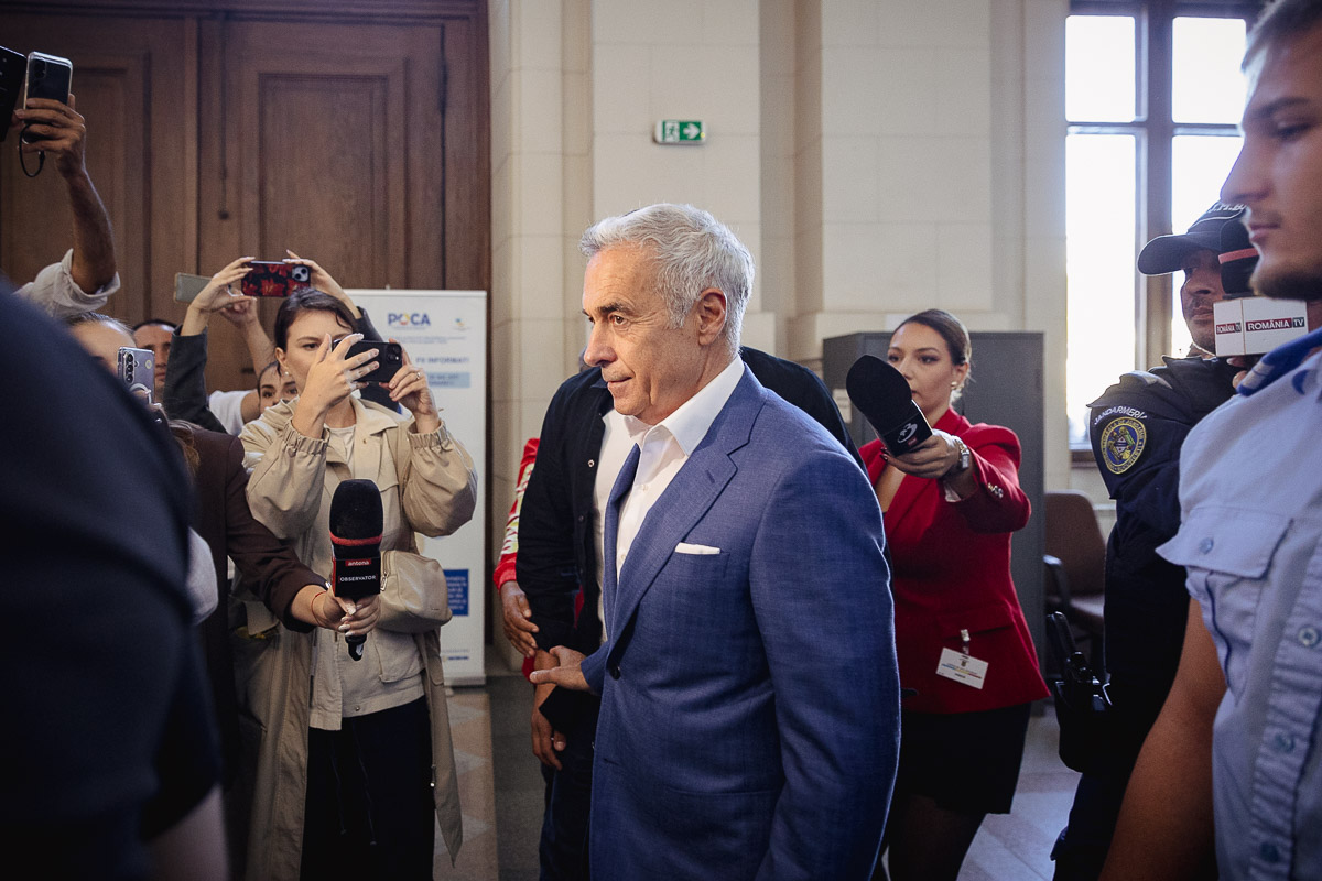 Călin Georgescu în sala de judecată. Ce a făcut în timpul procesului în care e acuzat de complicitate la tentativă de lovitură de stat