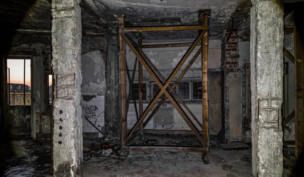 Hotelul Dunărea, o clădire-simbol din București lăsată în ruină lângă Gara de Nord, a fost scoasă din nou la vânzare